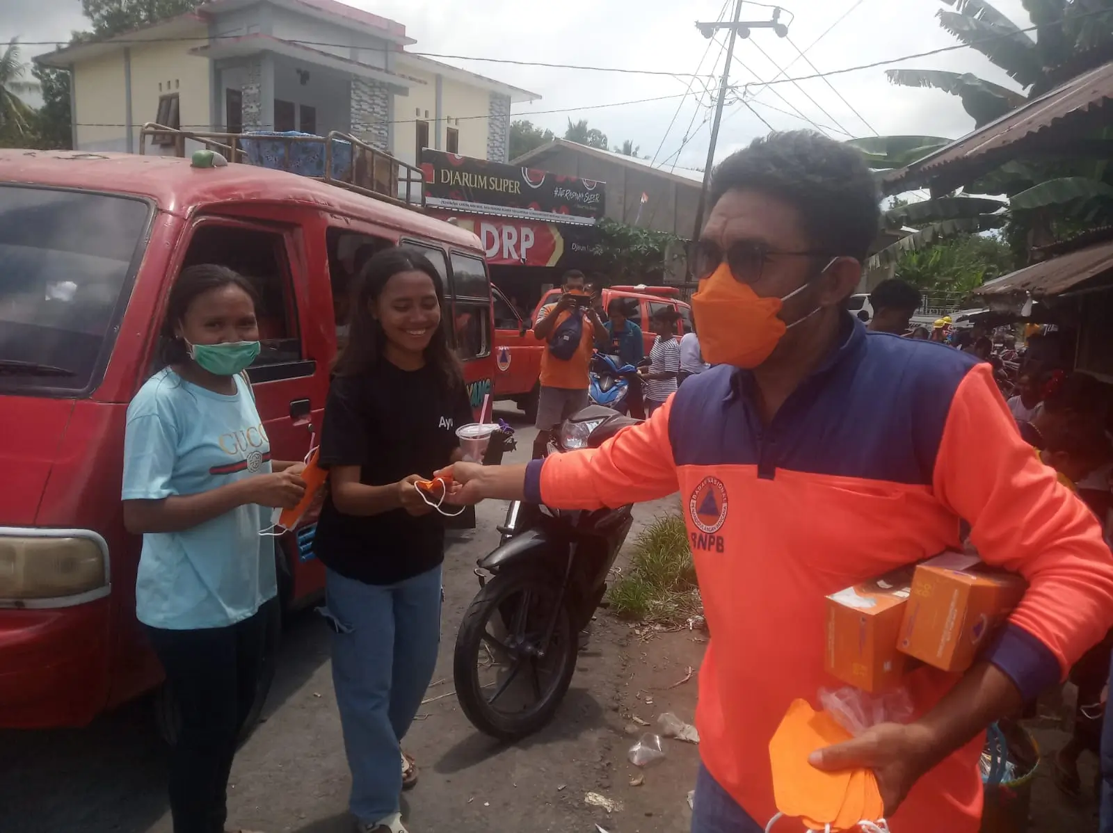 Erupsi Gunungapi Lewotobi Laki-Laki, BPBD Bagikan Masker